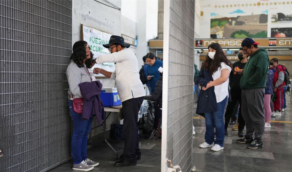 Selbst in U-Bahn-Stationen wird geimpft: Schutz vor Masern in Mexiko.