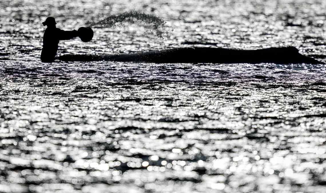 Selbst in der Dämmerung sind mitunter noch Menschen am Wal.