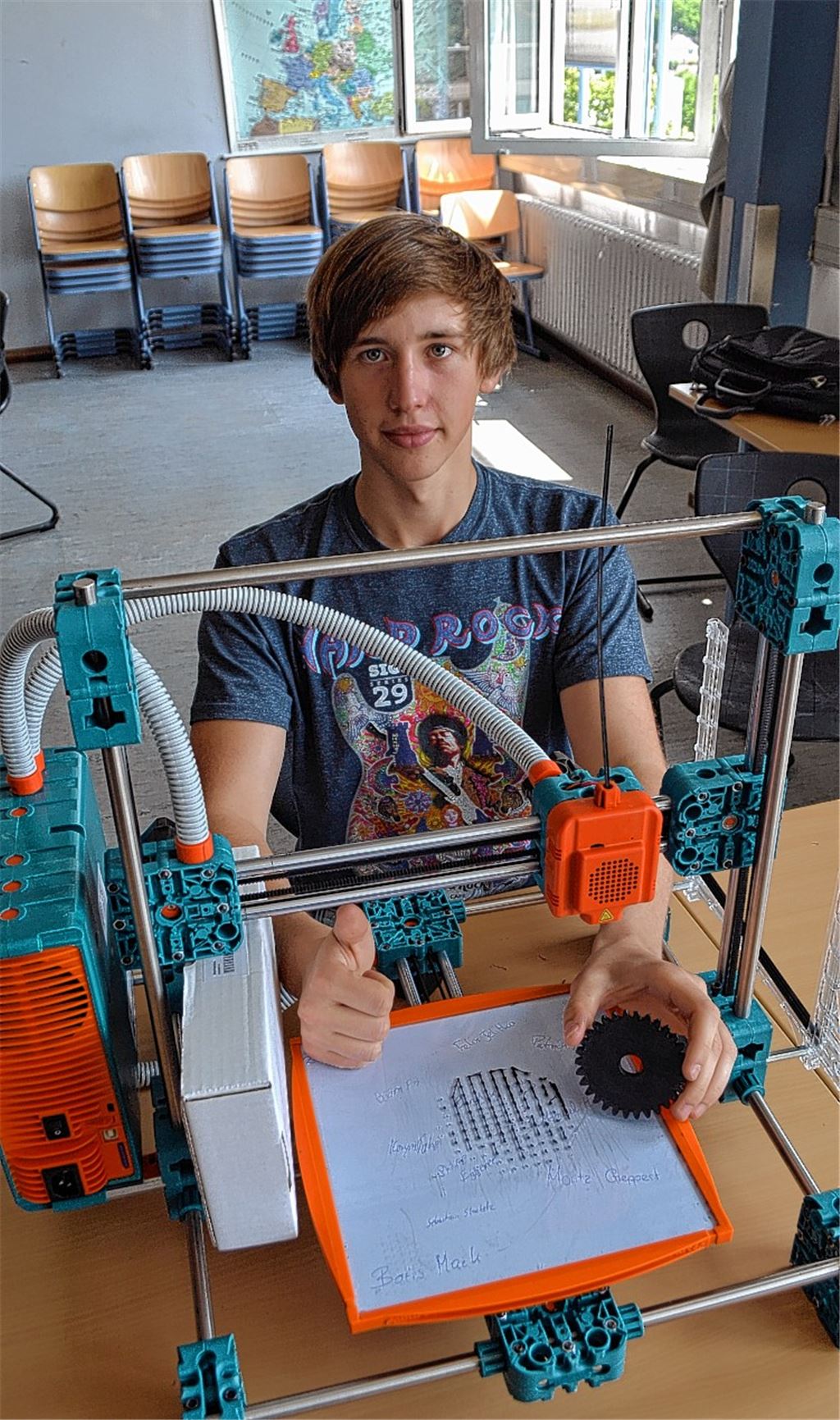 Selbst ist der Schüler: Felix Jelitko demonstriert den 3D-Drucker, den er mit seinen Klassenkameraden gebaut hat.