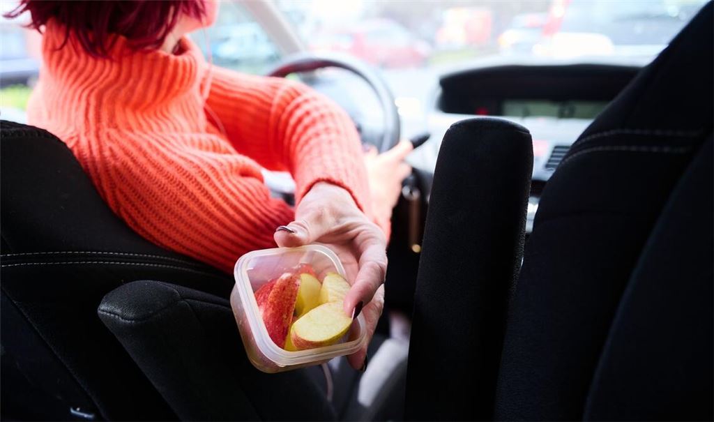 Selbst mit Training kann das Gehirn Forschern zufolge zwei Aufgaben nicht wirklich gleichzeitig erledigen (Symbolbild)