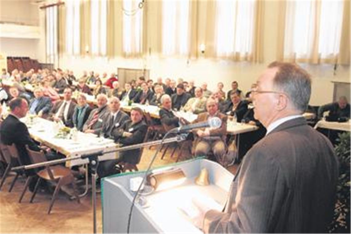 Selbstbewusst: Der einflussreichste Landwirt der Republik, Gerd Sonnleitner aus Passau, rückt vor rund 250 Zuhörern beim Kreisbauerntag die Verdienste der Landwirtschaft ins richtige Licht. Kein Verständnis hat der Präsident des Deutschen Bauernverbandes, wenn ein krimineller Futtermittelhersteller als Anlass für pauschale Angriffe gegen seinen Berufsstand diene.
Foto: Tilo Keller