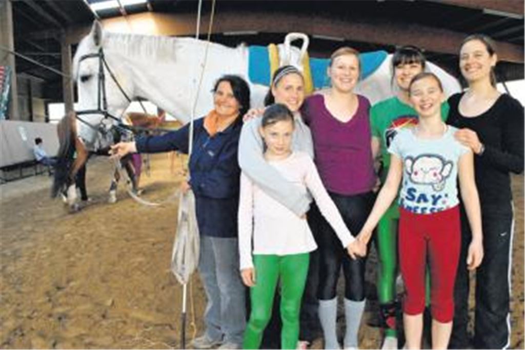 Selbstbewusst: Trainerin Karin Kiontke (li.) und ihr S-Team mit dem Schimmel Captain Kirk feiern auch nach dem Umbruch wieder Erfolge. Foto: Stahlfeld