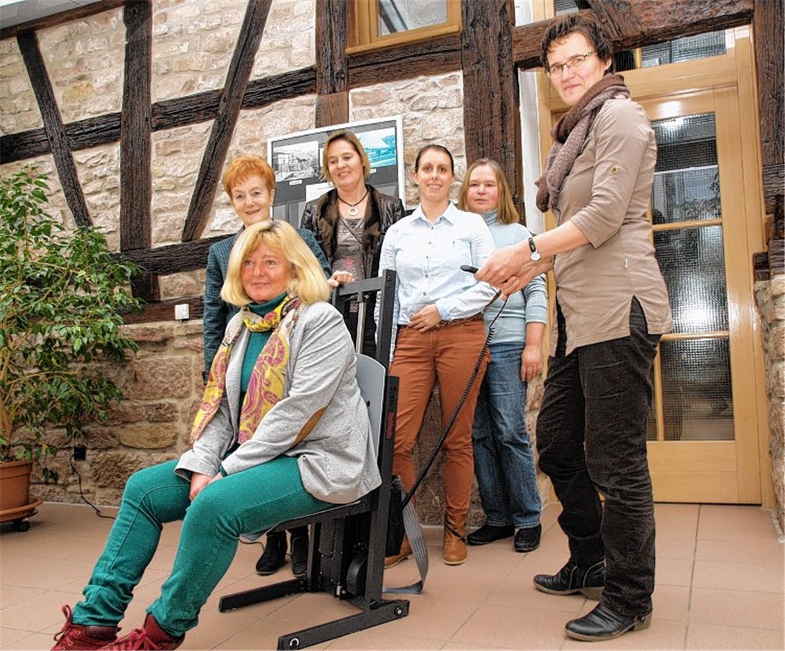 Selbstversuch: Die Vertreterinnen der Diakoniestation und des Krankenpflegevereins erproben den neuen Stuhllifter.