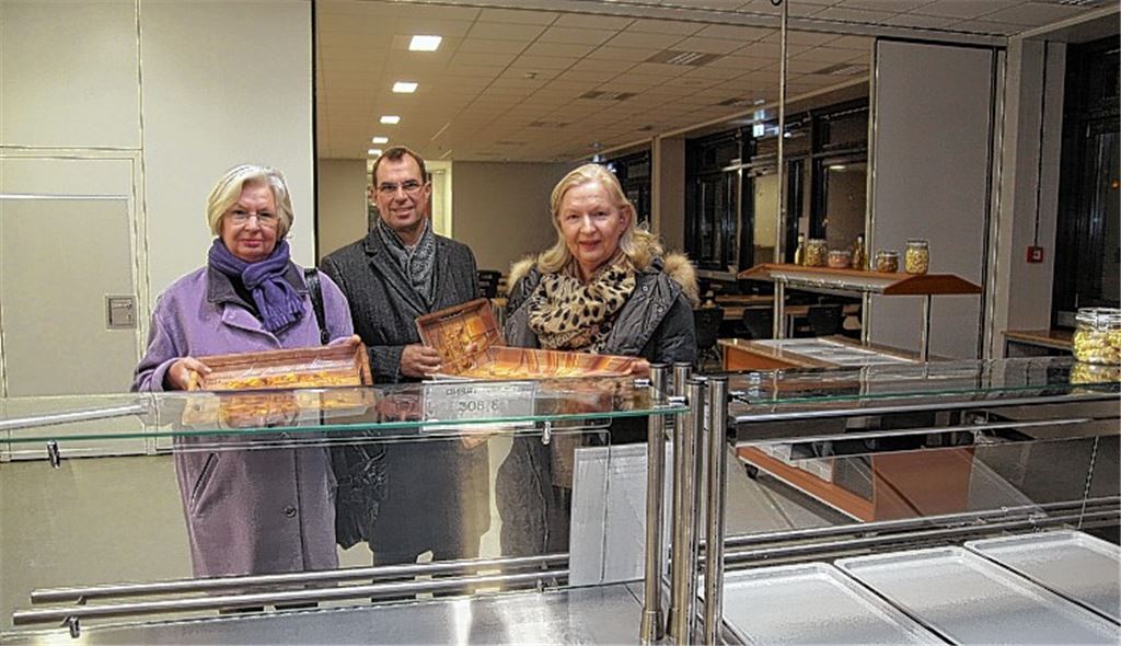 Selbstversuch: Oberbürgermeister Frank Schneider und die Stadträtinnen Karin Münzmay (re.) und Heidemarie Roller an der Essensausgabe der Schulmensa. Allerdings verursacht die neue Ausstattung mit Küche und Tresen, weil sie einigen Platz in Anspruch nimmt, ein neues Problem: Im Aufenthaltsraum, wo sich Schüler mit und ohne Mittagsmenü treffen, reichen die 100 Sitzplätze nicht immer aus.