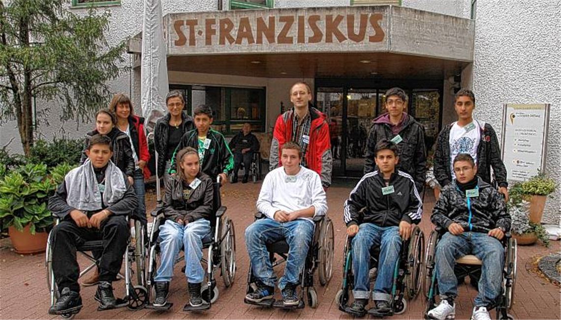 Selbstversuch: Vor dem ersten Spaziergang mit den Senioren testen die Schüler selbst den Umgang mit dem Rollstuhl. Berührungsängste mit alten Leuten haben die Jugendlichen keine.