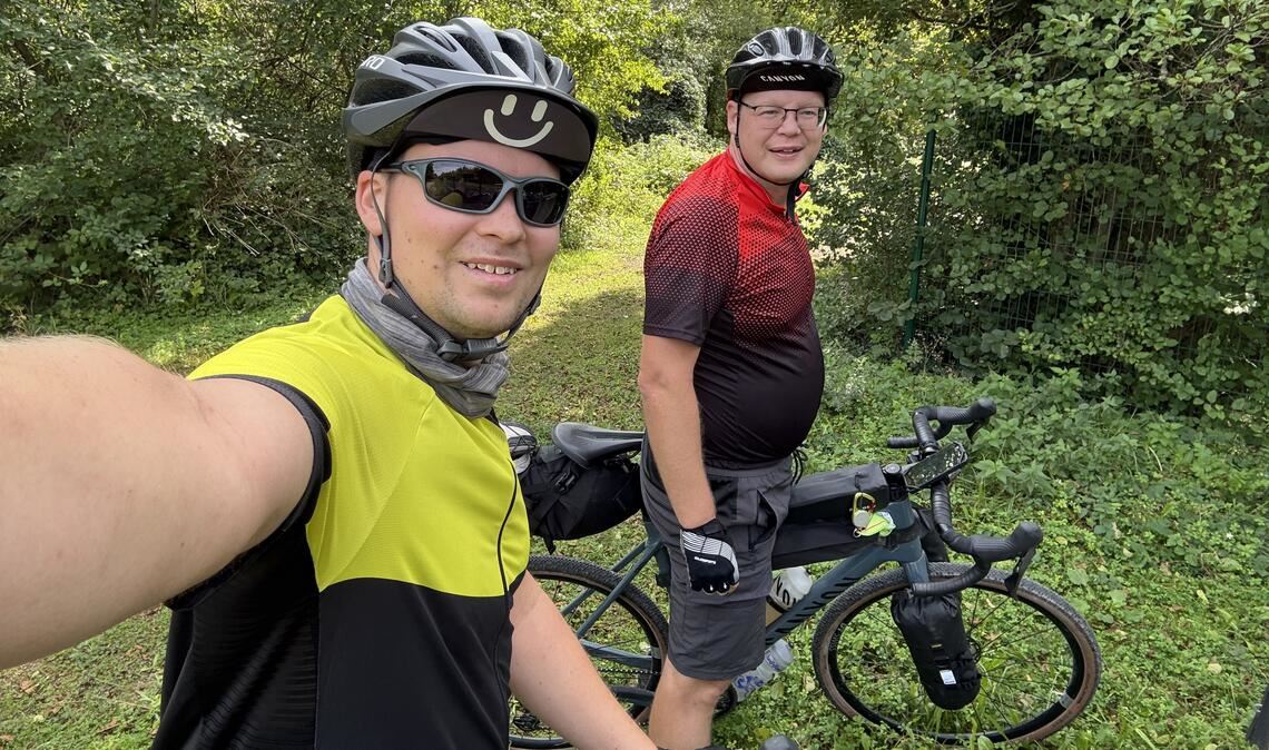 Selfie: Sebastian Lampert (li.) und Thomas Piringer halten per Blog die Daheimgebliebenen auf dem Laufenden. Fotos: privat