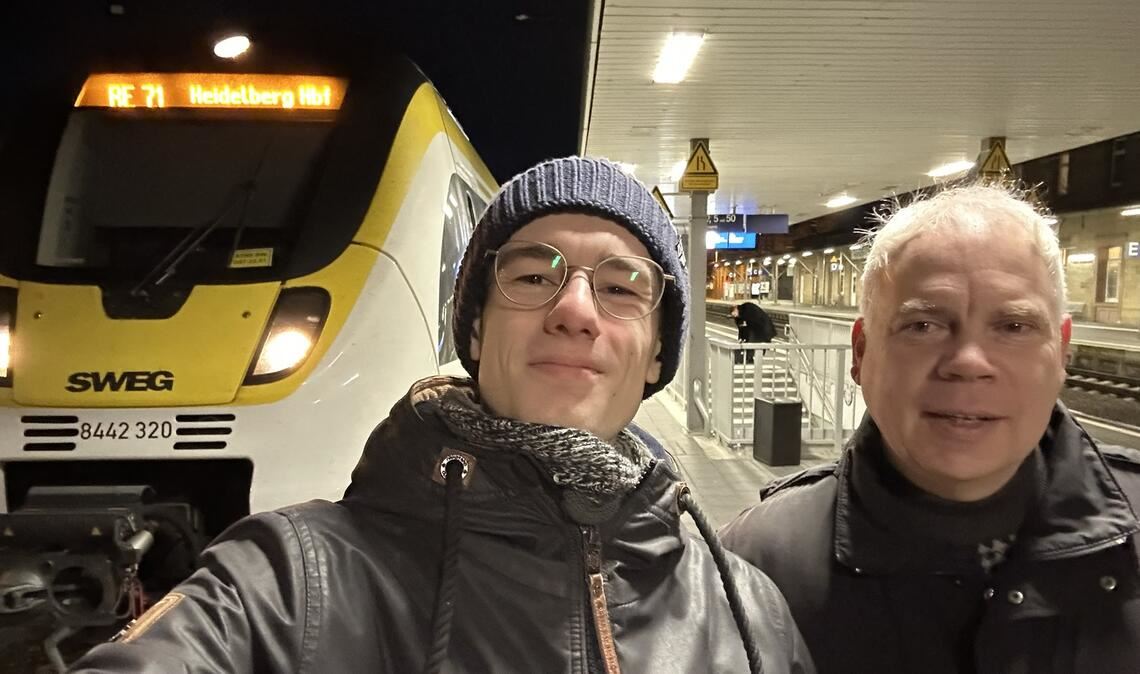 Selfie mit dem ersten direkten Zug nach Heidelberg: der VCD-Kreisvorsitzende Marlon Frommer (li.) und der Qualitätsanwalt für die Fahrgäste, Matthias Lieb. Foto: VCD