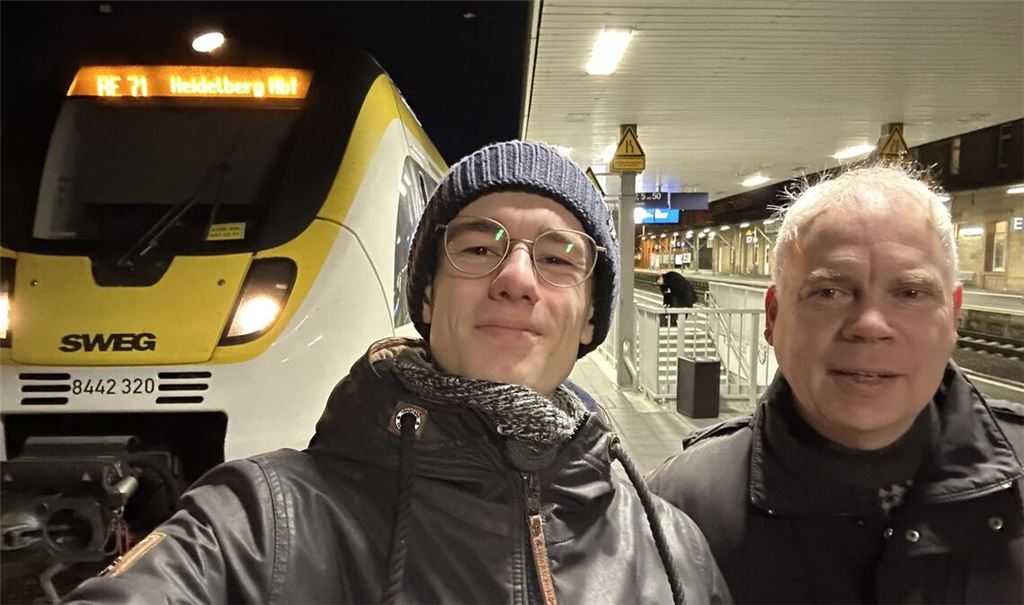Selfie mit dem ersten direkten Zug nach Heidelberg: der VCD-Kreisvorsitzende Marlon Frommer (li.) und der Qualitätsanwalt für die Fahrgäste, Matthias Lieb. Foto: VCD