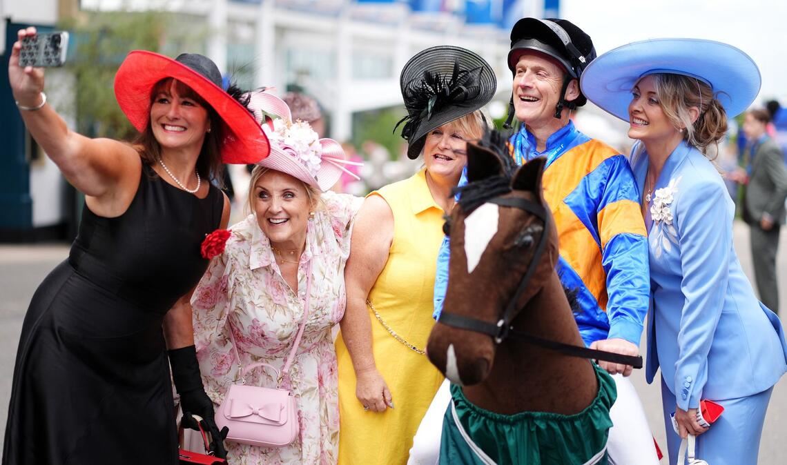 Selfie vor dem Ladies Day beim Derby-Festival in Epsom
