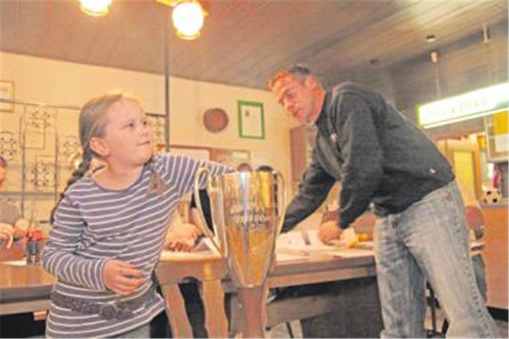 Selina, die Tochter des Lienzinger Jugendleiters Heiko Piechatzek, zieht die Lose, FVL-Vorstand Andreas Geiger (re.) leitet die Zeremonie. Foto: Eigner