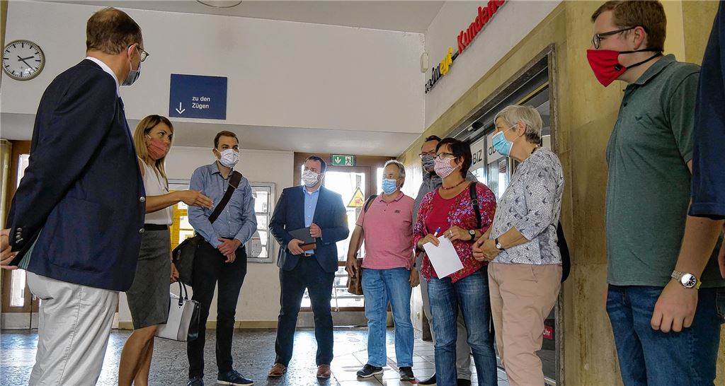 Selma Cantürk (2. v. li.) und OB Frank Schneider (li.) informieren die Gäste. Foto: Friedrich