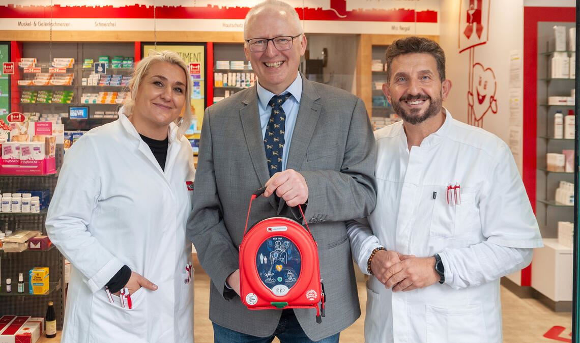 Gerüstet für den Notfall Selma Özer, Dr. med. Johannes Eckard Sträßner und Hasan Özer (v.li.) stellen den Defibrillator vor. Foto: Fotomoment