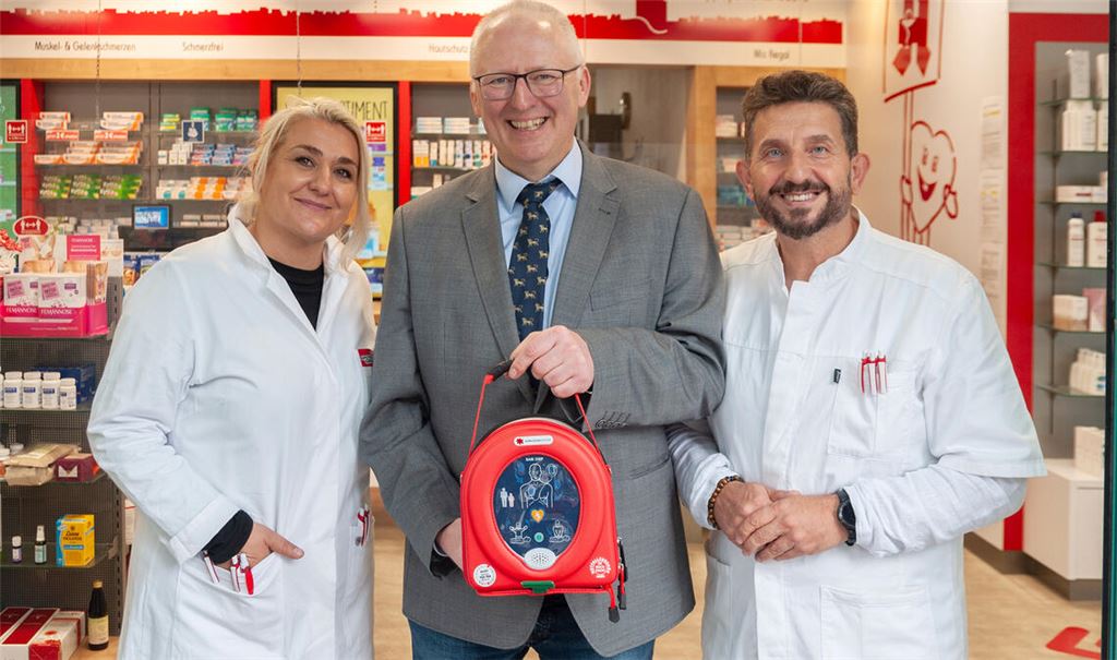 Selma Özer, Dr. med. Johannes Eckard Sträßner und Hasan Özer (v.li.) stellen den Defibrillator vor. Foto: Fotomoment