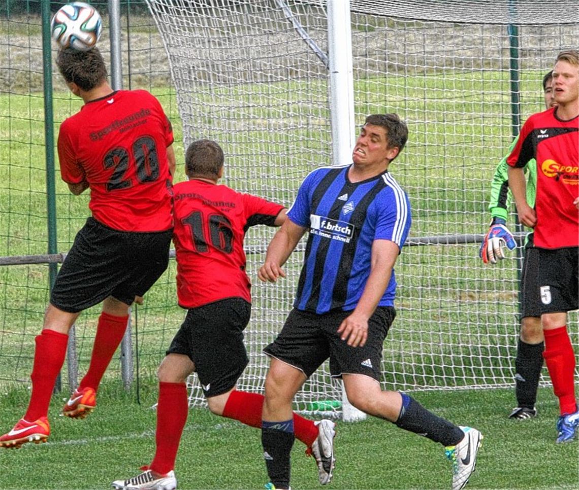 Selten kommen sich die beiden Brüder auf dem Spielfeld so nahe: Sportfreund Ferdinand Fischer klärt vor dem eigenen Tor per Kopfball, Raffael Fischer im blau-schwarzen Viktoria-Trikot wird von Daniel Wyrich abgeblockt. Foto: Eigner