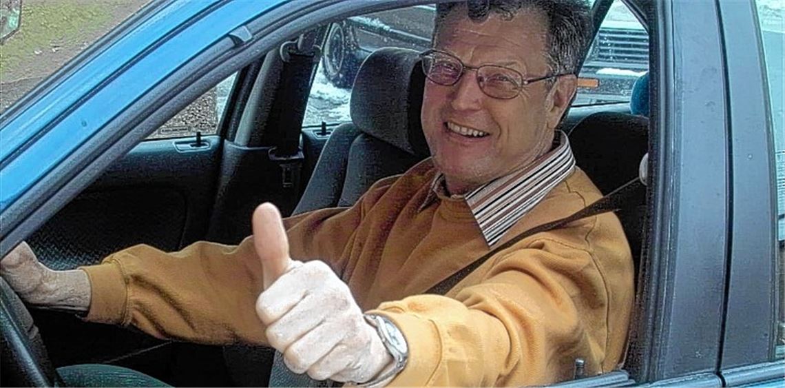 Seltene Auszeichnung: Friedrich Hugo (li.) erhält die Ehrenurkunde für 60 Jahre Mitgliedschaft im RKV Lomersheim vom neuen Vorsitzenden Ralf Kessler (Mitte) und dem Fachwart für Automobilturniere Stefan Kessler.