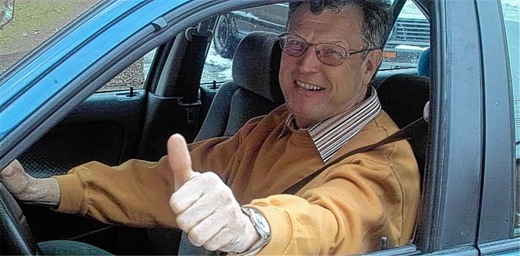 Seltene Auszeichnung: Friedrich Hugo (li.) erhält die Ehrenurkunde für 60 Jahre Mitgliedschaft im RKV Lomersheim vom neuen Vorsitzenden Ralf Kessler (Mitte) und dem Fachwart für Automobilturniere Stefan Kessler.