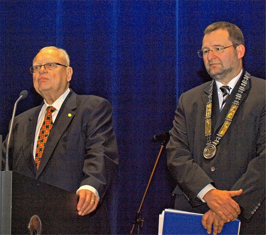 Seltene Auszeichnung: Für sein 40-jähriges Engagement als Stadtrat wird Gerhard Sonnet (li.) mit dem Verdienstabzeichen des Städtetags Baden-Württemberg geehrt. 