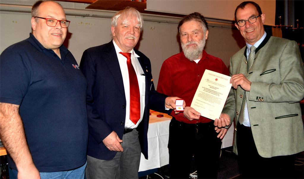 Seltene Auszeichnung: Steffen Renz (v.li.) und Thomas Krack vom DRK-Ortsverein und Oberbürgermeister Frank Schneider (re.) ehren Jürgen Fegert, der 150-mal Blut spendete. Fotos: Stahlfeld