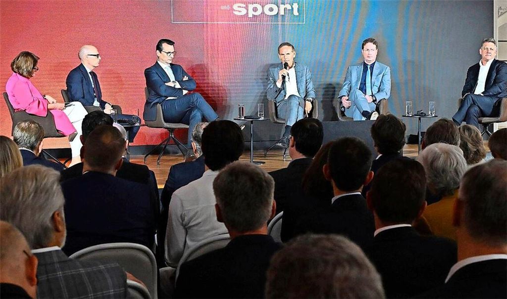 Seltene Zusammenkunft aller Top-Manager der deutschen Autoindustrie: Die CEOs Michael Leiter (Porsche), Milan Nedeljković (BMW), Oliver Blume (Volkswagen), Ola Källenius, (Mercedes-Benz) und Gernot Döllner (Audi) sprechen bei einer Podiumsdiskussion über die Herausforderungen ihrer Branche mit der „Auto-Motor-Sport“-Chefredakteurin Birgit Priemer.