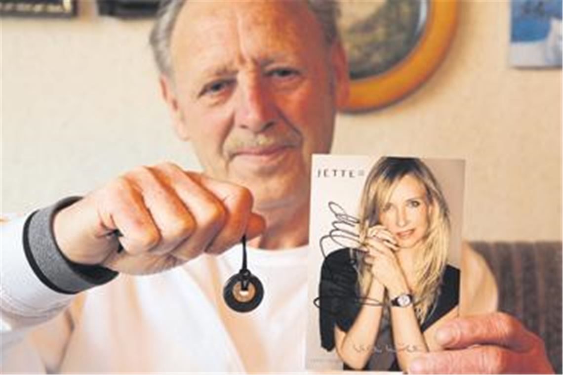 Seltener Gewinn: Heinz Striegel zeigt seinen wertvollen Talisman, der aus dem Schicksals-Stollen stammt, der über Wochen weltweit für Schlagzeilen gesorgt hat.
Foto: Disselhoff