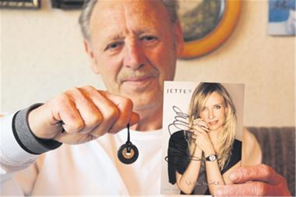 Seltener Gewinn: Heinz Striegel zeigt seinen wertvollen Talisman, der aus dem Schicksals-Stollen stammt, der über Wochen weltweit für Schlagzeilen gesorgt hat.
Foto: Disselhoff