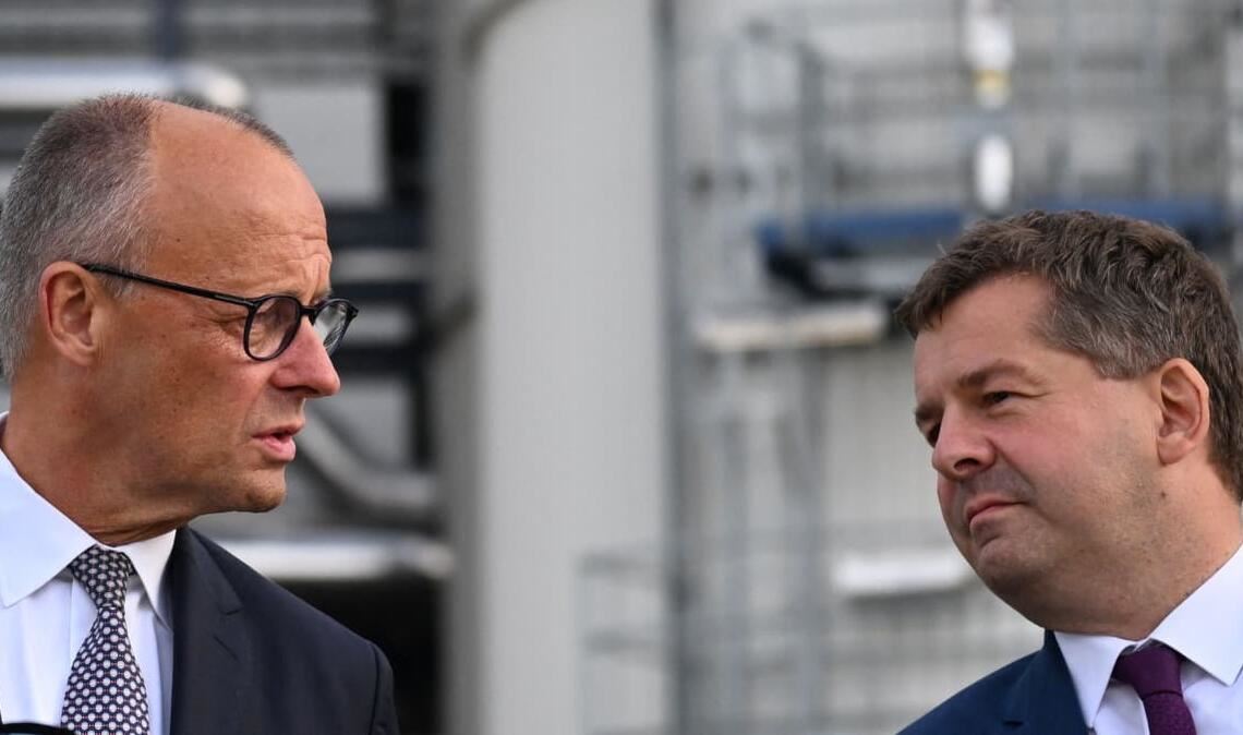 Seltenes Bild: Bundeskanzler Friedrich Merz (l, CDU) und Sven Schulze (CDU), Ministerpräsident von Sachsen-Anhalt, bei einem gemeinsamen Auftritt.