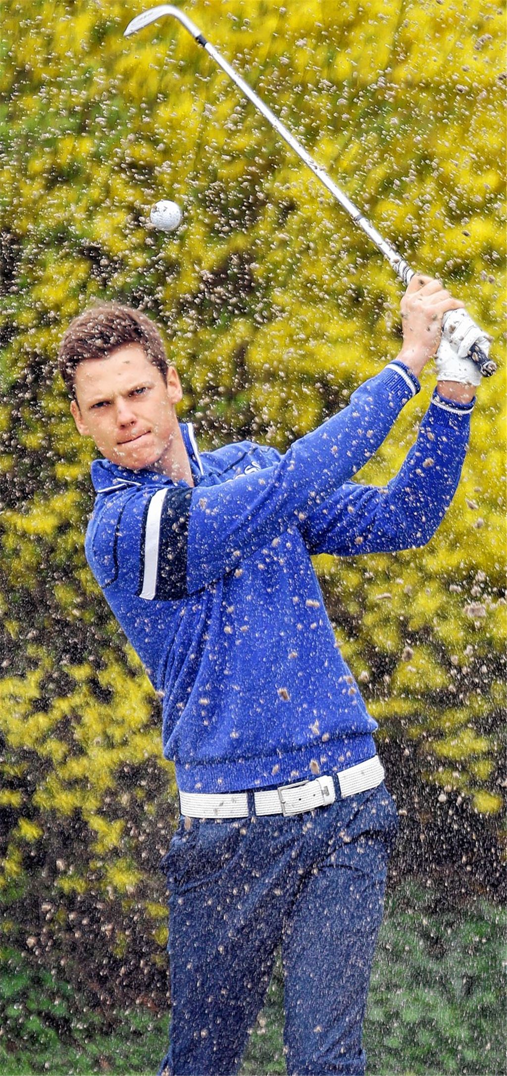 Seltenes Bild: Jonas Kugel chippt den Ball aus einem Sandbunker Foto: Baumann