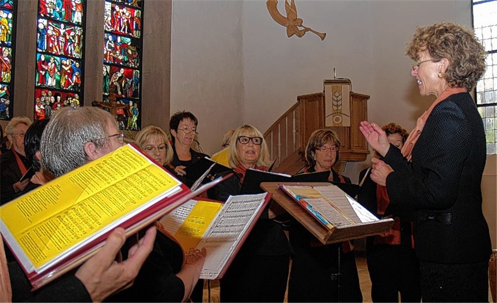 Seltenes Jubiläum: Chorleiterin Deborah Barth mit ihren Sängern.