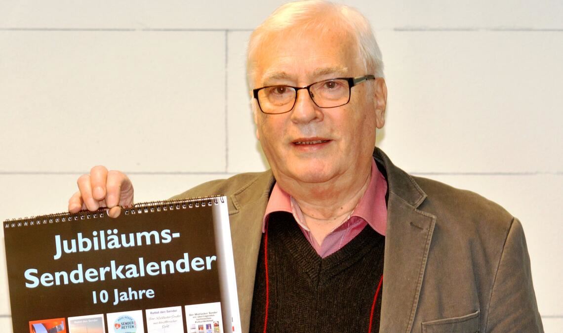 „Senderretter“ Hans-Bernd Weiner stellt den Jubiläumskalender vor. Foto: privat