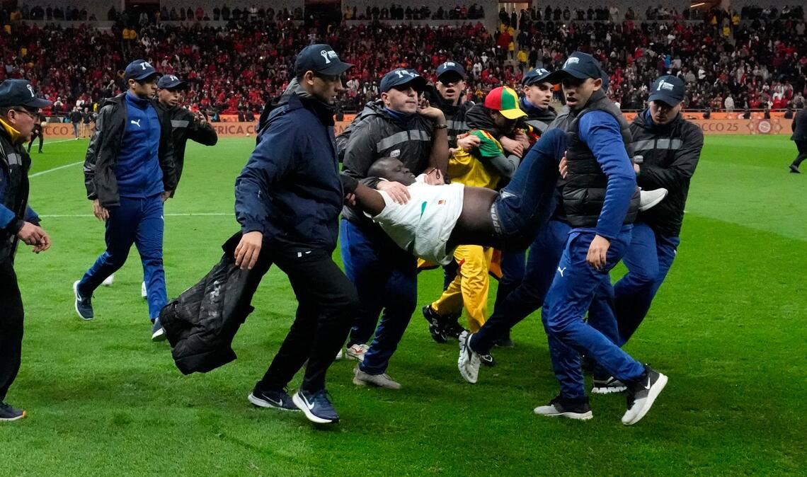 Senegalesische Fans wurden festgenommen.