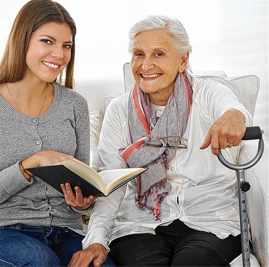 Seniorenbegleiter sollen älteren Menschen die Teilhabe am sozialen und kulturellen Leben erleichtern. Foto: © Robert Kneschke - Fotolia.com