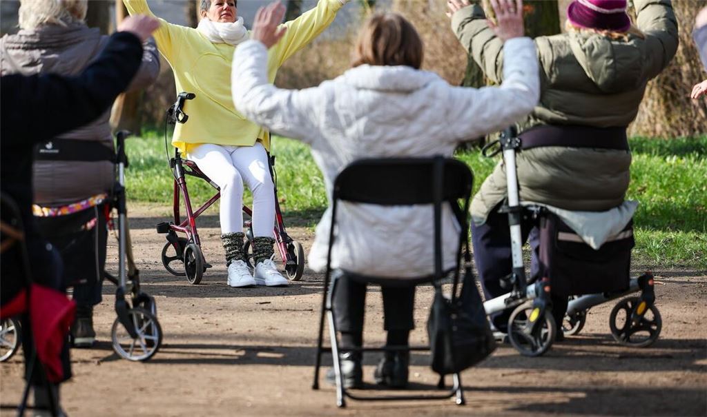 Seniorinnen - hier eine Yoga-Szene im Schlosspark Köthen - vor allem in Ostdeutschland profitieren vielfach von der Grundrente. (Archivfoto)