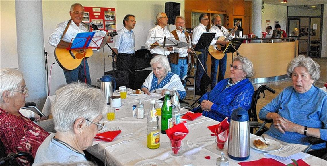 Seniorinnen und Senioren erfreuen sich an den Klängen der „rotarischen Musik-Combo“.Foto: Stahlfeld