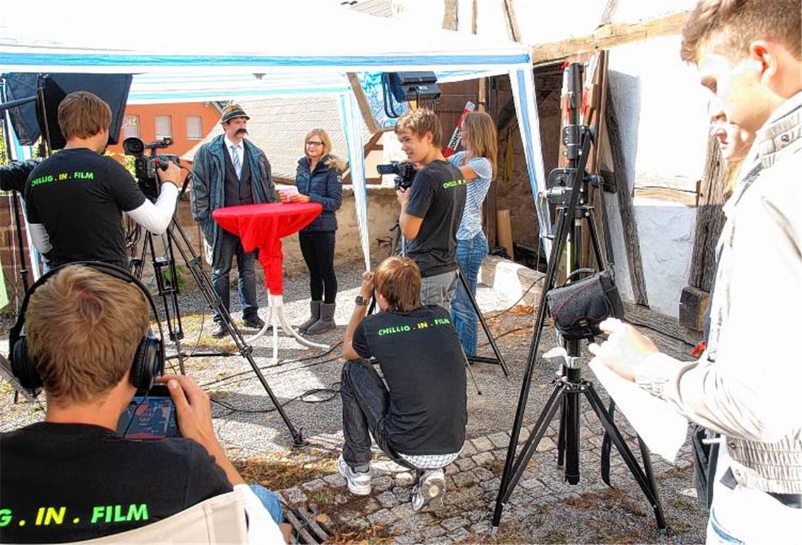 Sensationsreporterin Britta von der Rhön interviewt den Kommissar. Bild re.: Die Kriminaltechniker nehmen es bei der Arbeit sehr genau.