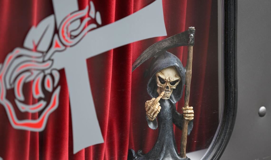 Sensemann-Figur  in Bestattungsfahrzeug - Museum für Sepulkralkultur