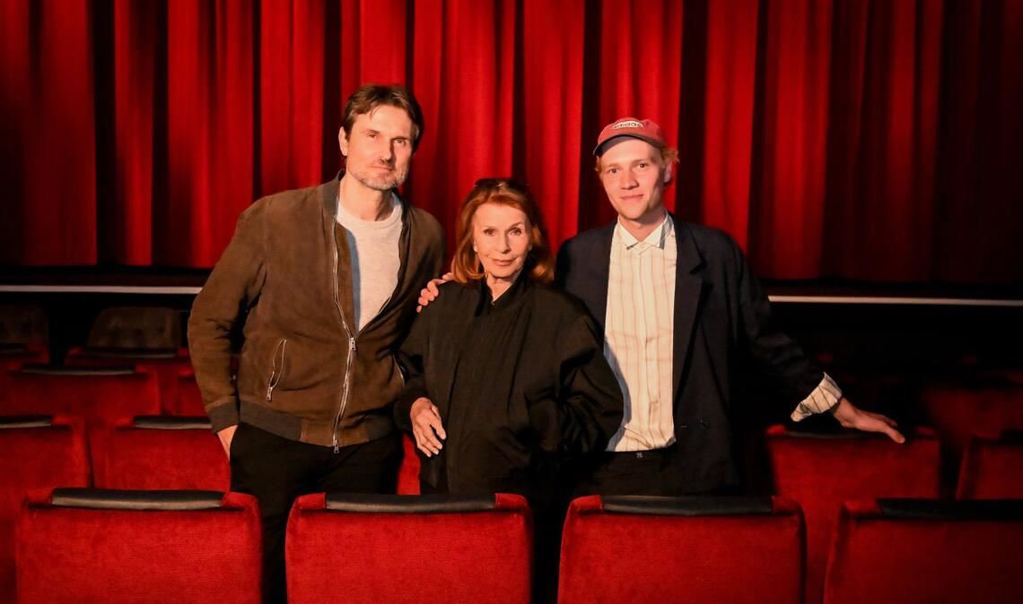 Senta Berger (M) macht Urlaub von der Reha - im Kino mit ihrem Sohn Simon Verhoeven (l) und dem Schauspieler Bruno Alexander (r).