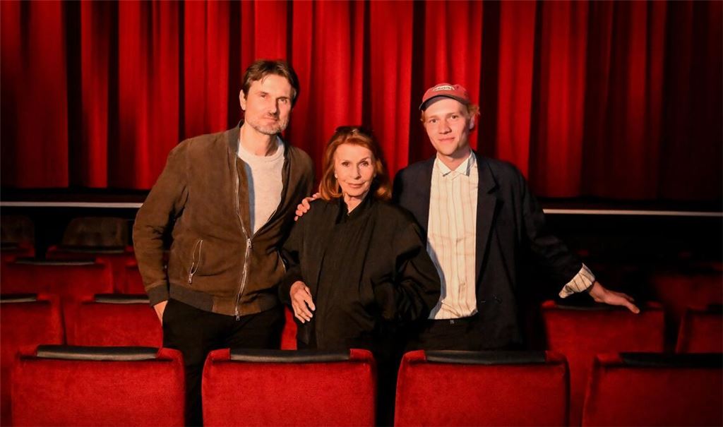Senta Berger (M) macht Urlaub von der Reha - im Kino mit ihrem Sohn Simon Verhoeven (l) und dem Schauspieler Bruno Alexander (r).