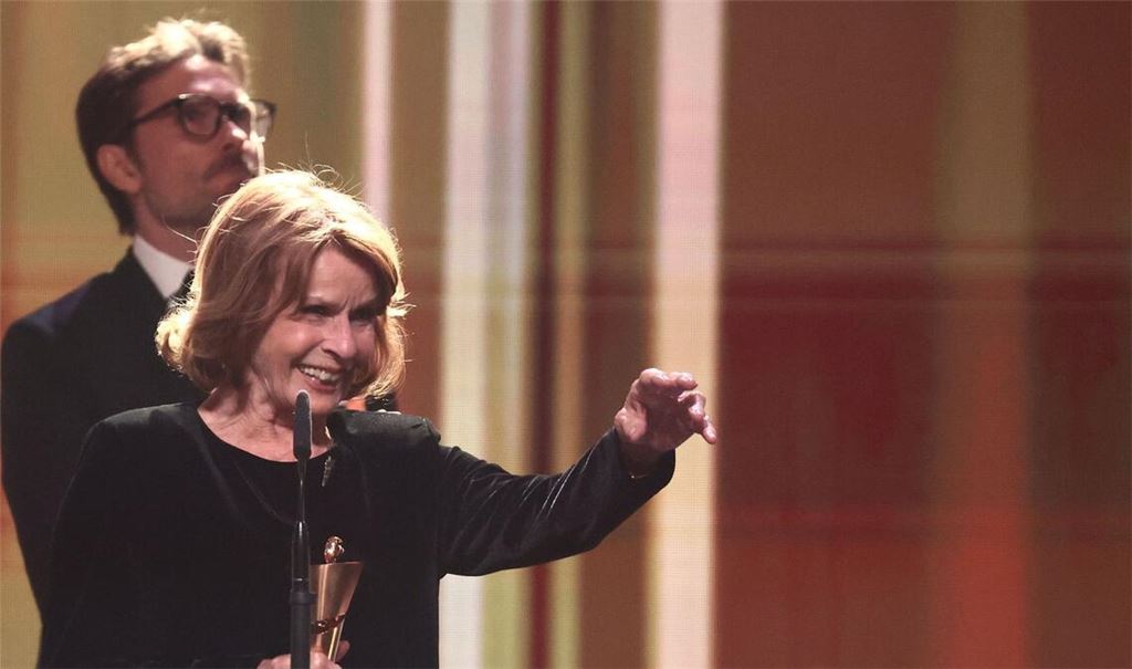 Senta Berger (vorne), Schauspielerin, erhält den Preis für die Beste Weibliche Hauptrolle.