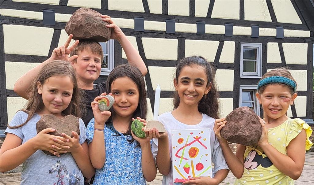 Seraphina, Darijan, Yalda, Sara und Alexandra präsentieren bei der Vernissage im Gemeindehaus ihre „Steinwerke“. Foto: privat