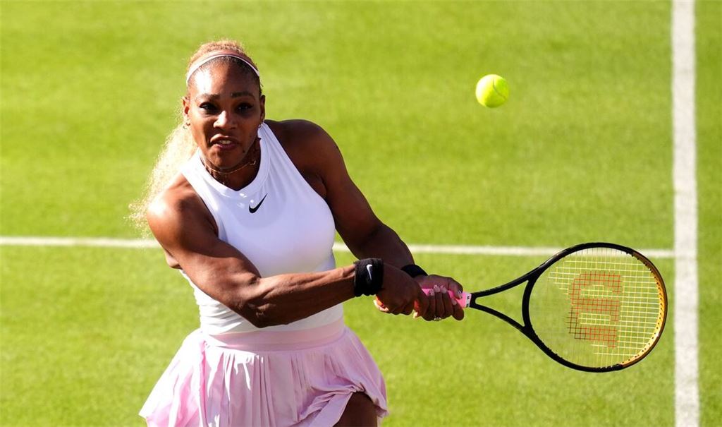 Serena Williams setzt mit einem Sieg im Doppel gleich ein Achtungszeichen.