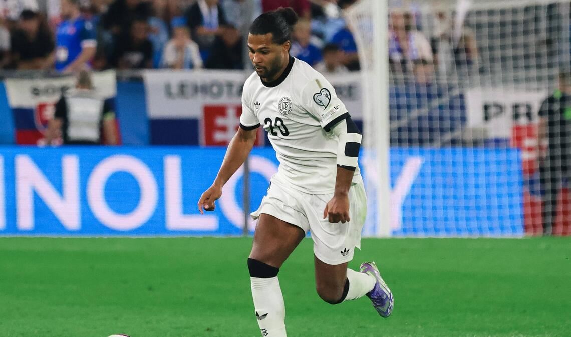 Serge Gnabry (Note 3): Ihm sprang gleich zweimal der Ball vom Fuß, doch die Führung erzielte Serge Gnabry mit Eleganz (7.). Danach mit einigen Aktionen nach vorne. Ließ sich später zurückfallen, um überhaupt am Spiel teilzunehmen. Wurde nach einer Stunde ausgewechselt.