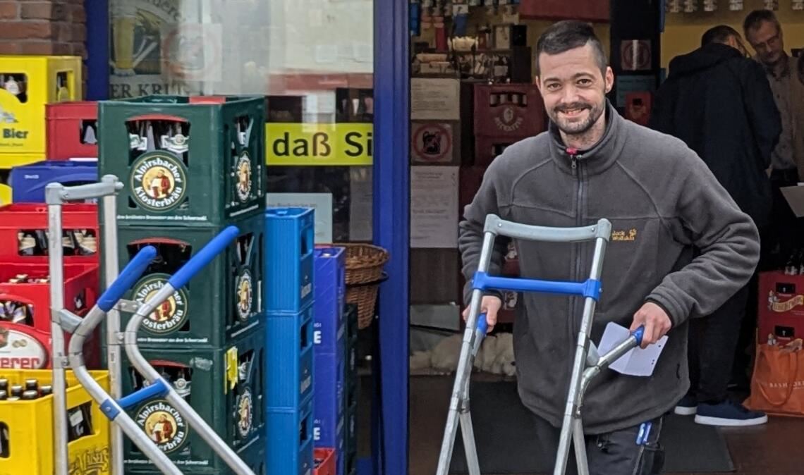Service in Aktion: Patrick Hofer (32) auf dem Weg zur Beladung eines Kunden-Pkw vor Getränke Bräuner. Foto: privat