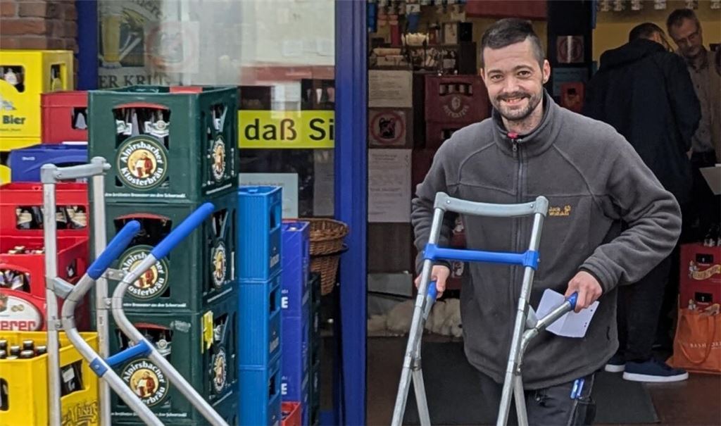 Service in Aktion: Patrick Hofer (32) auf dem Weg zur Beladung eines Kunden-Pkw vor Getränke Bräuner. Foto: privat
