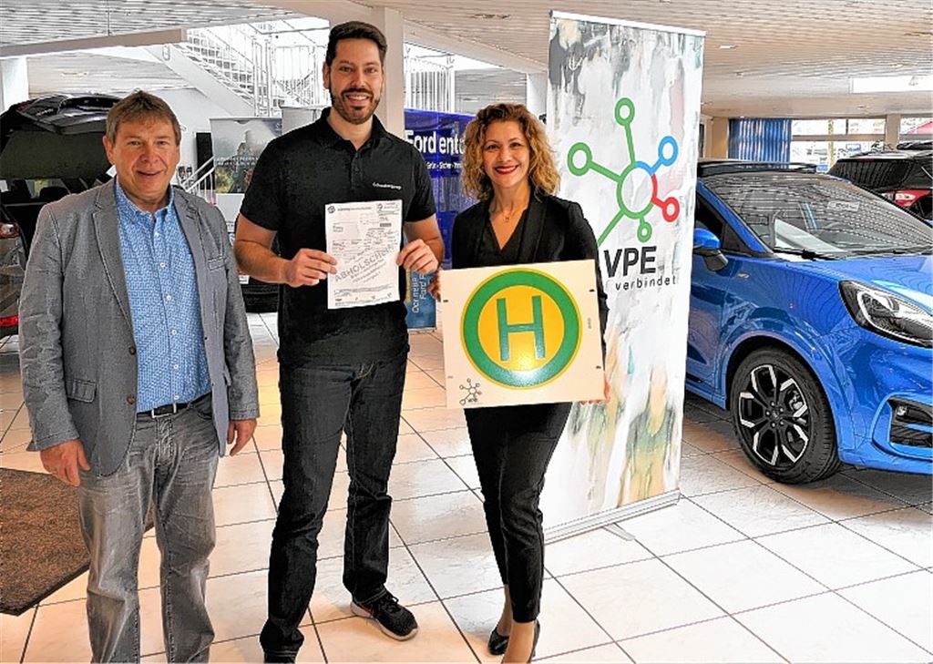 Serviceleiter Alexander Hoffmann (Mitte) von der Schwabengarage präsentiert zusammen mit Axel Hofsäß und Selma Cantürk vom VPE das Auto-Ticket. Foto: Peche