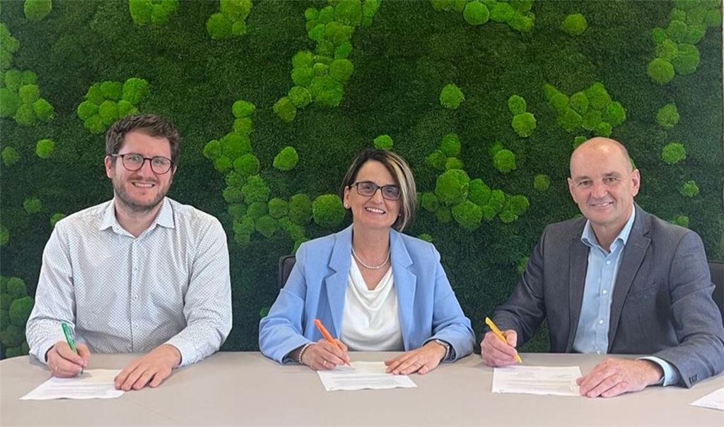 Setzen die Unterschrift unter den Kooperationsvertrag (v. re.): der Geschäftsführer der Stadtwerke Mühlacker, Roland Jans, und die keep-Geschäftsführung mit Edith Marqués Berger und Elias Weigel. Foto: privat
