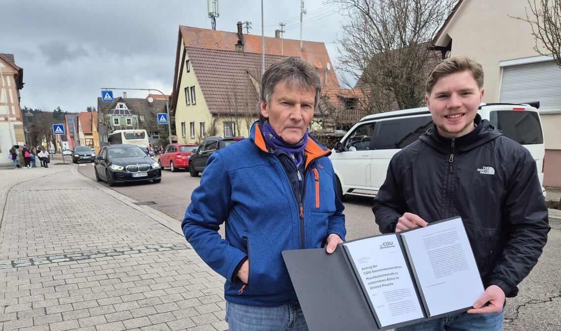Setzen sich für Tempo 30 in Pinache und eine konsequente Kontrolle ein: Anwohner Rudi Gille (li.) und der CDU-Gemeinderat Nico Gunzelmann. Foto: privat