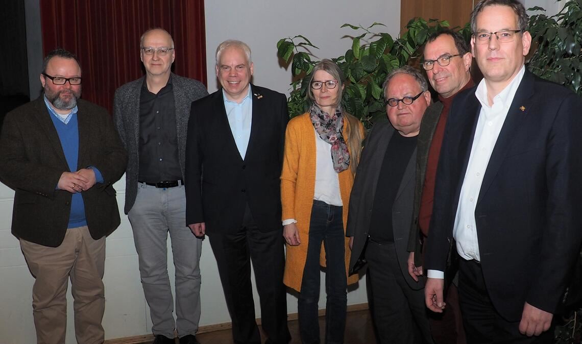 Setzen sich für eine schnelle Bahnverbindung zwischen Mühlacker und Heidelberg ein (v.re.): Erik Schweickert, OB Frank Schneider, Stadtrat Günter Bächle, Petra Maier, VCD-Landeschef Matthias Lieb, NVBW-Planer Dietmar Maier und Dr. Christian Jung. Foto: Müller