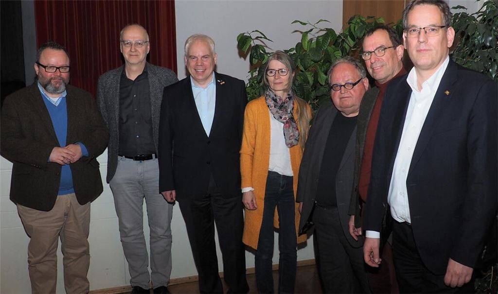 Setzen sich für eine schnelle Bahnverbindung zwischen Mühlacker und Heidelberg ein (v.re.): Erik Schweickert, OB Frank Schneider, Stadtrat Günter Bächle, Petra Maier, VCD-Landeschef Matthias Lieb, NVBW-Planer Dietmar Maier und Dr. Christian Jung. Foto: Müller