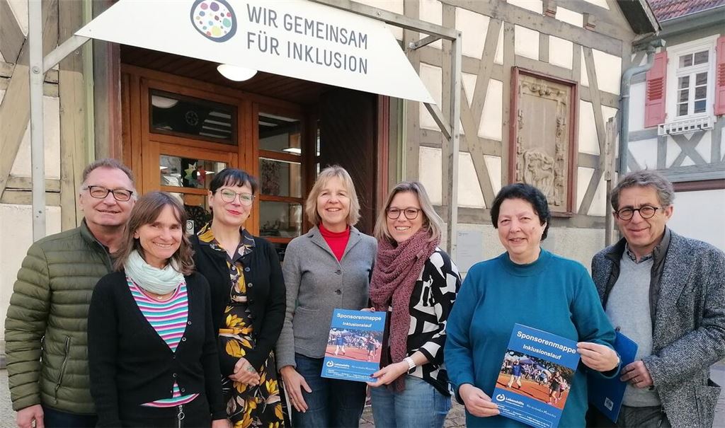 Setzen sich gemeinsam dafür ein, dass der Inklusionslauf ein Erfolg wird (v. li.): VKZ-Verlagsleiter Volker Blessing, Sybill von Berg, Katrin Saalbach, Sandra Sailer (alle Lebenshilfe), Sonja Bachmaier (Kaufhaus Sämann), Gabriele Higer (Aufsichtsratsvorsitzende Lebenshilfe) und Hans-Ulrich Wetzel, Verleger des Mühlacker Tagblatt. Foto: Banholzer