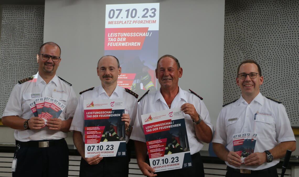 „Wir leben vom Ehrenamt“ Setzen sich gemeinsam für die Feuerwehren in Pforzheim und dem Enzkreis ein: Kreisbrandmeister Carsten Sorg (v.li.), Markus Haberstroh (Vorsitzender des Feuerwehrverbands Enzkreis), Hubert Wollmer (stellvertretender Vorsitzender des Stadtfeuerwehrverbands Pforzheim) und der Pforzheimer Stadtkommandant Sebastian Fischer. Foto: Deeg